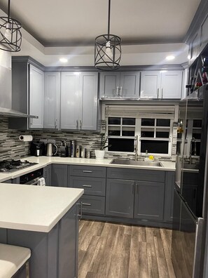 Private kitchen - Centrally located, stylish, modern, convenient, legendary customer service. (Roseau)