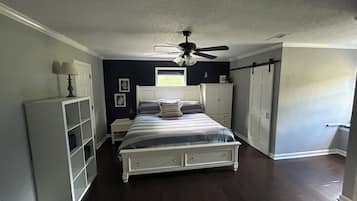 4 bedrooms, desk, iron/ironing board, free WiFi