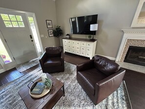 Una Smart TV, una chimenea, una mesa de tenis de mesa, libros