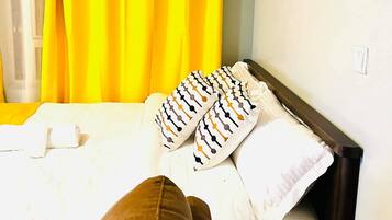 1 dormitorio, tabla de planchar con plancha, wifi y ropa de cama