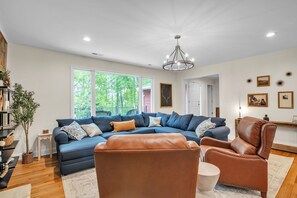 平房, 5 間臥室 | 起居區 | 智慧型電視