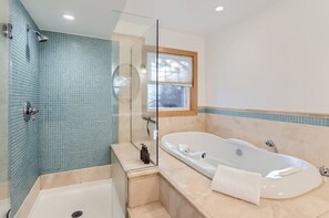 Bungalow, 3 habitaciones | Baño | Toallas y shampoo