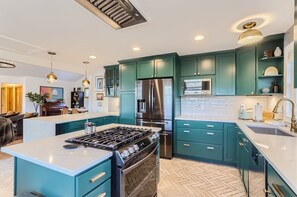 Bungalow, 3 Bedrooms | Private kitchen