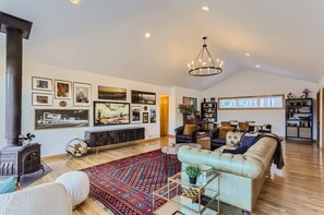 Bungalow, 3 Bedrooms | Living area