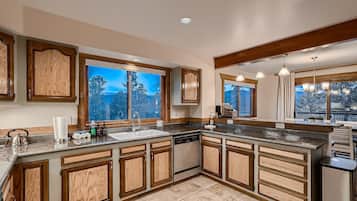 House, 4 Bedrooms | Dapur peribadi | Peti sejuk, ketuhar, pembancuh kopi/teh, cerek elektrik