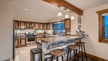 House, 4 Bedrooms | Private kitchen | Fridge, oven, coffee/tea maker, electric kettle