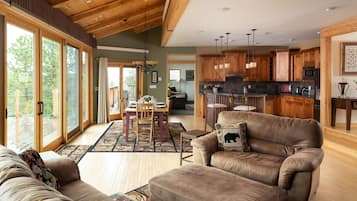 House, 4 Bedrooms | Living area | Smart TV