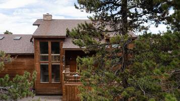 House, 4 Bedrooms | Exterior