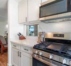 Condo, 1 Bedroom | Private kitchen | Fridge, oven, stovetop, coffee/tea maker