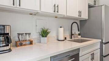 Apartment, 1 Schlafzimmer | Eigene Küche | Kühlschrank, Ofen, Herdplatte, Wasserkocher mit Kaffee-/Teezubehör