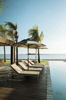 Una piscina al aire libre (de 08:00 a 22:00), tumbonas