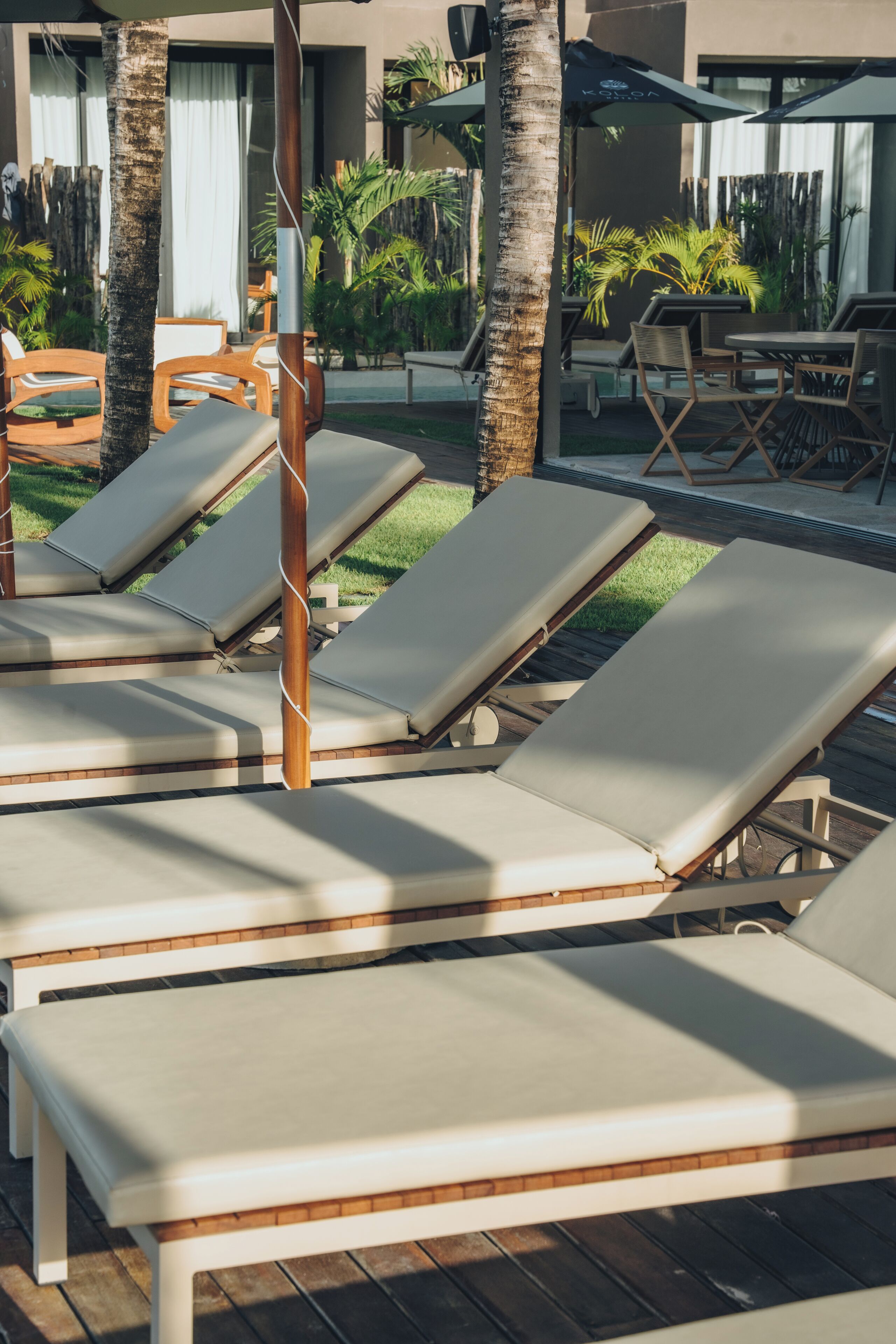 Piscina externa, funciona das 8h às 22h, espreguiçadeiras