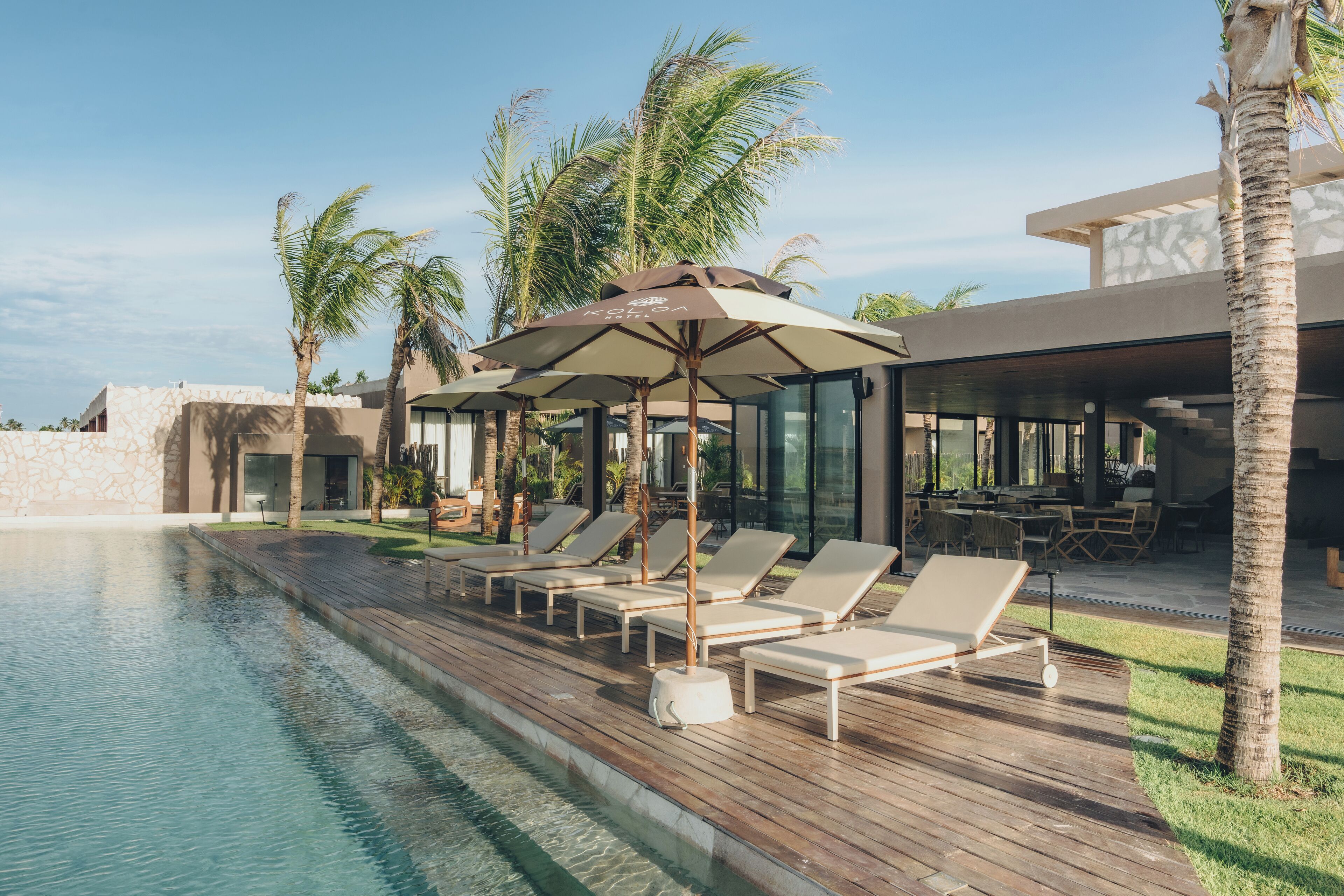 室外游泳池，08:00 至 22:00 开放，日光浴躺椅