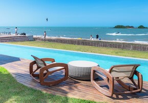 En la playa, toallas de playa, windsurf, surf
