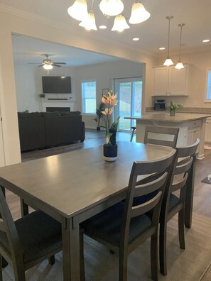 Family House, 4 Bedrooms, Patio, Courtyard View | In-room dining - Belvedere (Anderson)