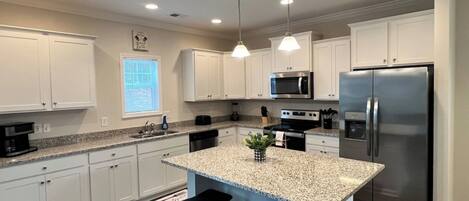 Familie huis, 4 slaapkamers, patio, uitzicht op binnenplaats | Privékeuken | Een koelkast, een magnetron, een oven, een kookplaat