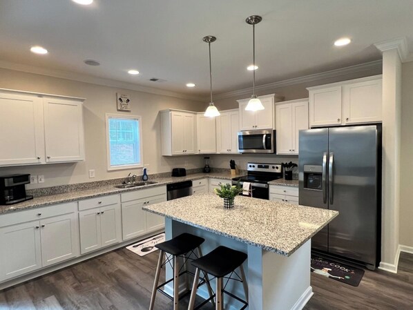 Family House, 4 Bedrooms, Patio, Courtyard View | Private kitchen | Fridge, microwave, oven, stovetop - Belvedere (Anderson)