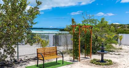 Chalk Sound: Lagoon Views, Great Eats and Beach Nearby