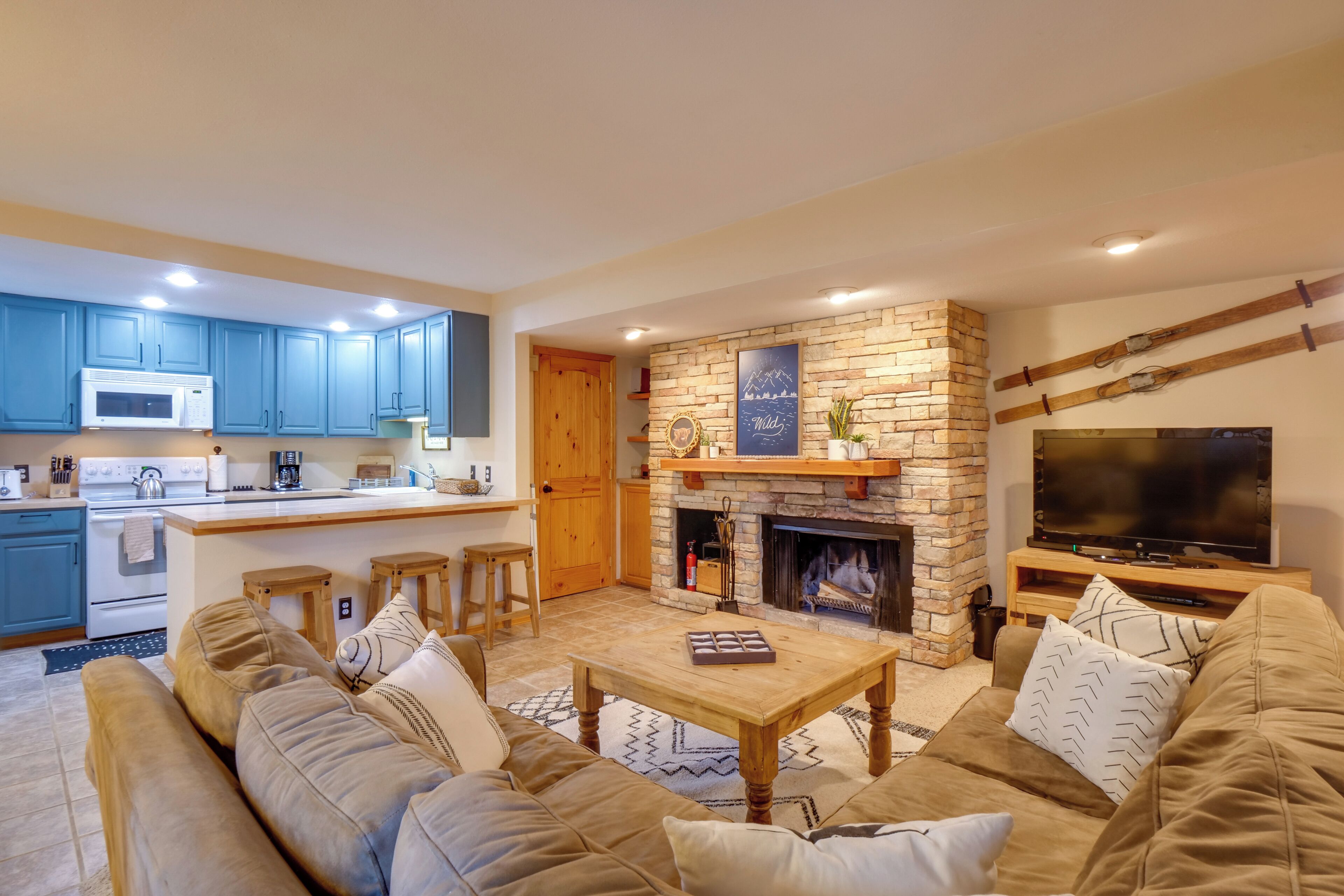 RandR Chalet- on-site shuttle, river, lakes, bike, hiking, and more!