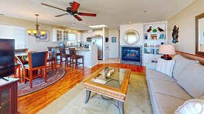 TV, fireplace, DVD player, stereo - Beachcomber at Seaside Beach (Seaside)