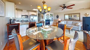 TV, fireplace, DVD player, stereo - Beachcomber at Seaside Beach (Seaside)