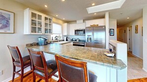 Fridge, microwave, oven, stovetop - Beachcomber at Seaside Beach (Seaside)