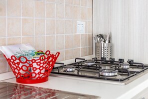 Frigorifero, microonde, forno, piano cottura