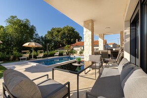 Outdoor dining - Villa Laura in Malinska (Malinska)