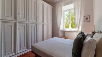 2 Schlafzimmer, Zimmersafe, Schreibtisch, Bügeleisen/Bügelbrett