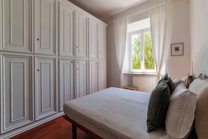 2 bedrooms, in-room safe, desk, iron/ironing board