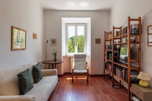 Smart TV, books, stereo