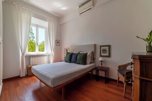2 Schlafzimmer, Zimmersafe, Schreibtisch, Bügeleisen/Bügelbrett