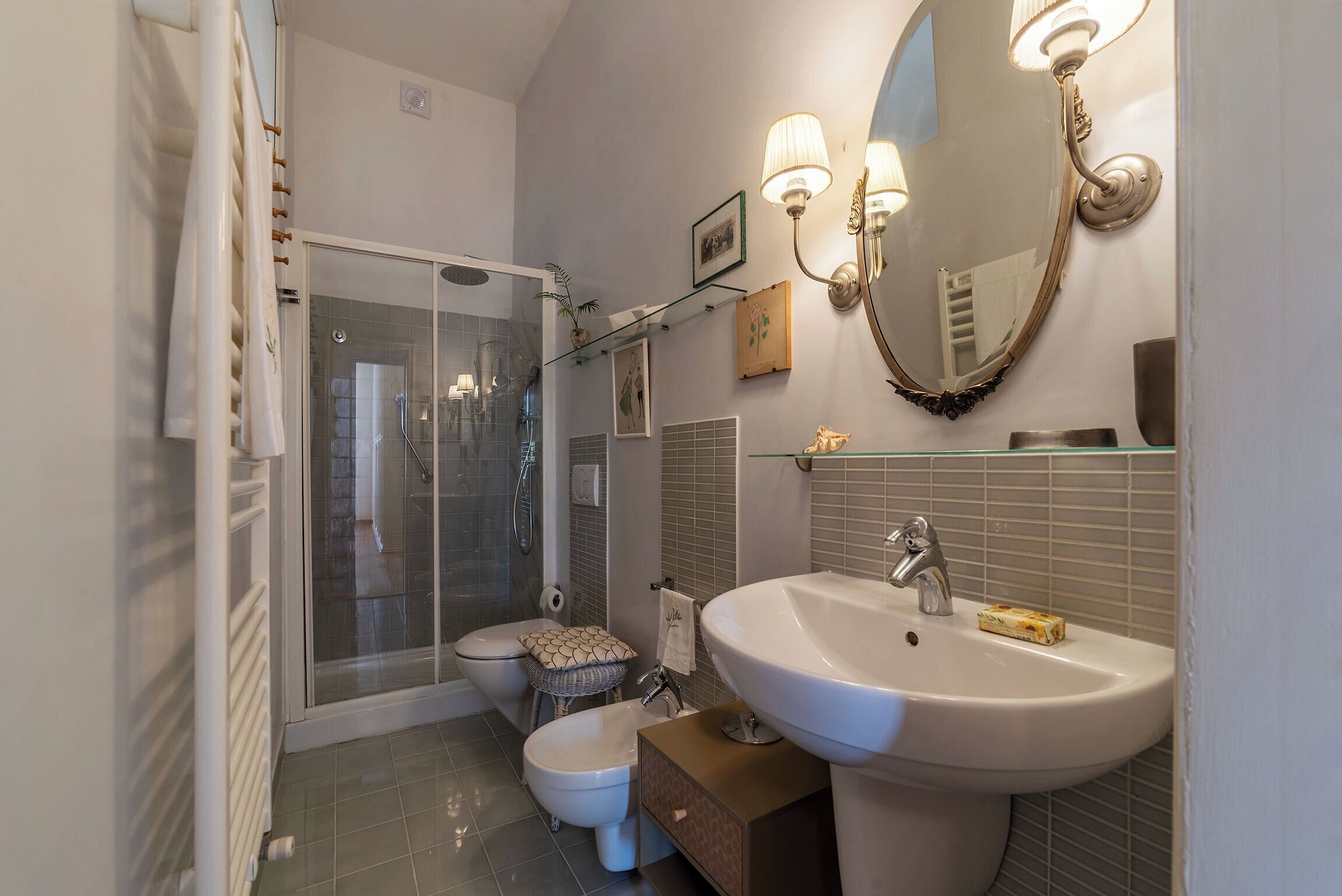 Set di cortesia gratuito, asciugacapelli, bidet, asciugamani