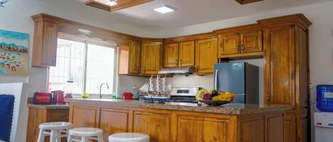 Kühlschrank, Mikrowelle, Ofen, Wasserkocher mit Kaffee-/Teezubehör