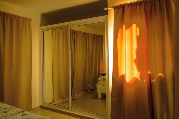 2 quartos, ferros/tábuas de passar roupa, Wi-Fi, roupa de cama