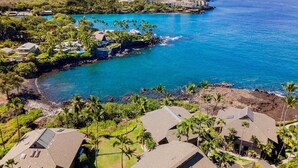 Una zona residenziale sulla costa, con case, una spiaggia e vista sull'oceano.