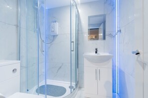 Premium Double Room, Ensuite, Garden View | Bathroom | Shower, hydromassage showerhead, towels - No. Twenty Hotel & Bar (Boston)