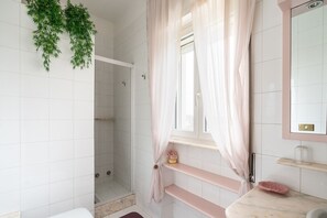 Regadera, secadora de cabello, bidet, toallas 