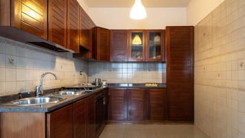 Kühlschrank, Ofen, Wasserkocher, Kochgeschirr/Geschirr/Besteck