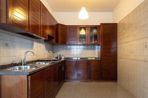 Frigorifero, forno, bollitore elettrico, pentole/stoviglie/utensili