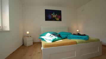 2 Schlafzimmer, Reisekinderbett