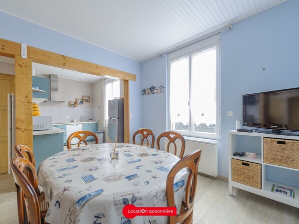 Dining - Family Home with Garden near Beach in Châtelaillon – Sleeps 6 (Châtelaillon-Plage)