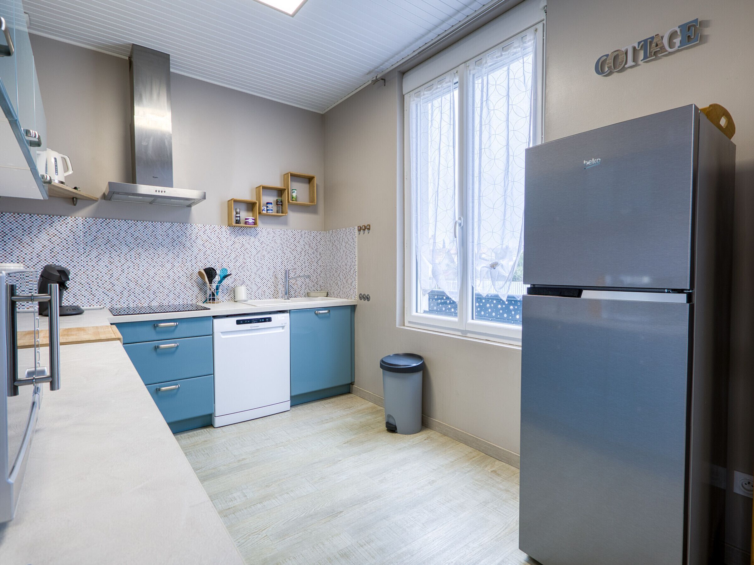 Microwave, stovetop, dishwasher, coffee/tea maker