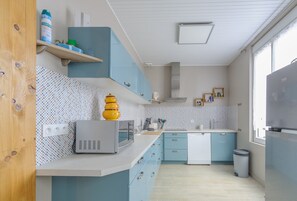 Microwave, stovetop, dishwasher, coffee/tea maker - Family Home with Garden near Beach in Châtelaillon – Sleeps 6 (Châtelaillon-Plage)