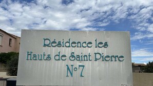 Placa com a inscrição 'Résidence les Hauts de Saint Pierre No 7'.