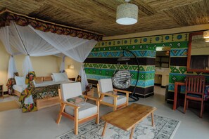 Phòng có thiết kế đặc trưng, quang cảnh thung lũng | Trang trí khác biệt, bàn, khu vực làm việc phù hợp cho laptop 