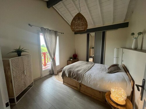Spacious house in Bardos, sleeps 6, pets allowed, wifi
