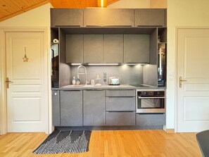 Jääkaappi, mikroaaltouuni, astianpesukone, kahvin-/teenkeitin