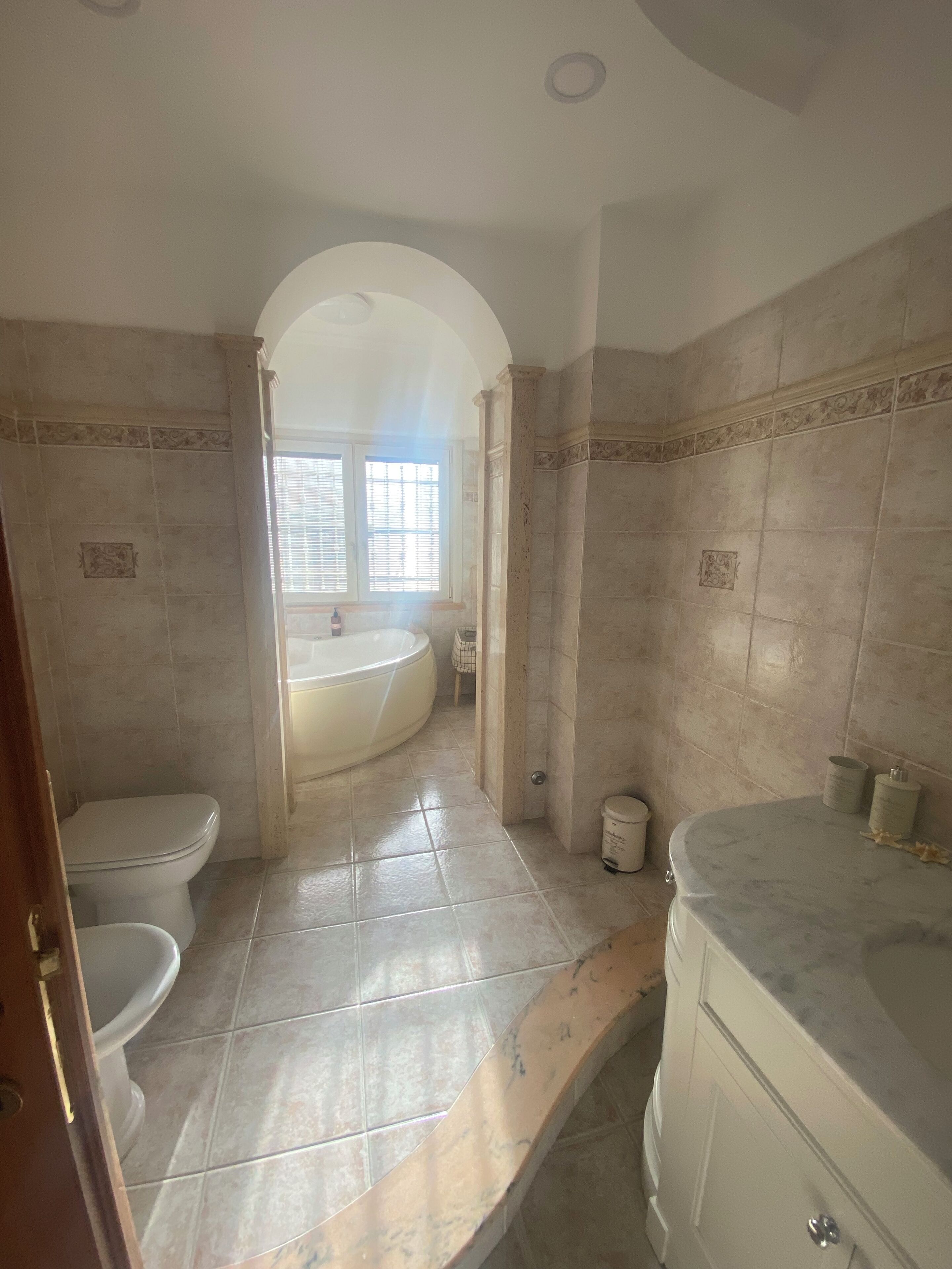 Douche, baignoire à jets, sèche-cheveux, bidet