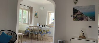 Spaziosa casa vicino al centro con giardino, forno a pizza, parcheggio privato